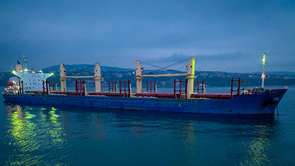 φορτηγό πλοίο στη θάλασσα