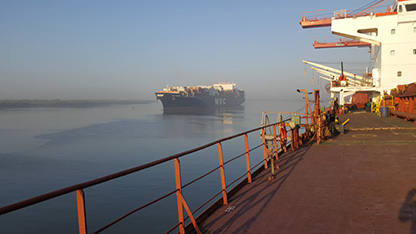 θέα από μεγάλο φορτηγό πλοίο στη θάλασσα