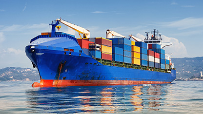 φορτηγό πλοίο στη θάλασσα