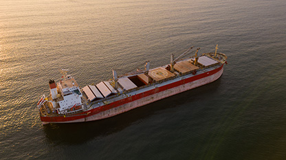 Μεγάλο φορτηγό πλοίο στη θάλασσα