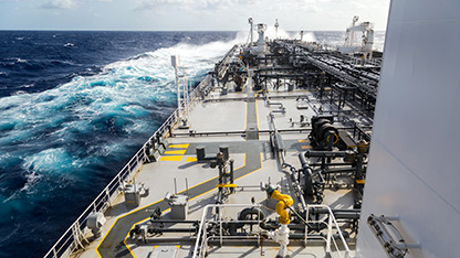 θέα από μεγάλο πλοίο στη θάλασσα