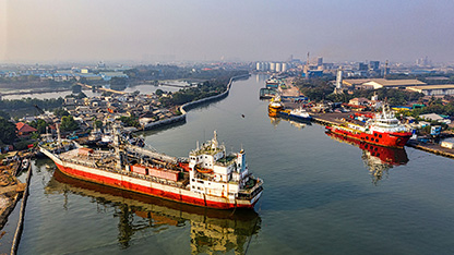 μεγάλα πλοία στο λιμάνι στον ήλιο