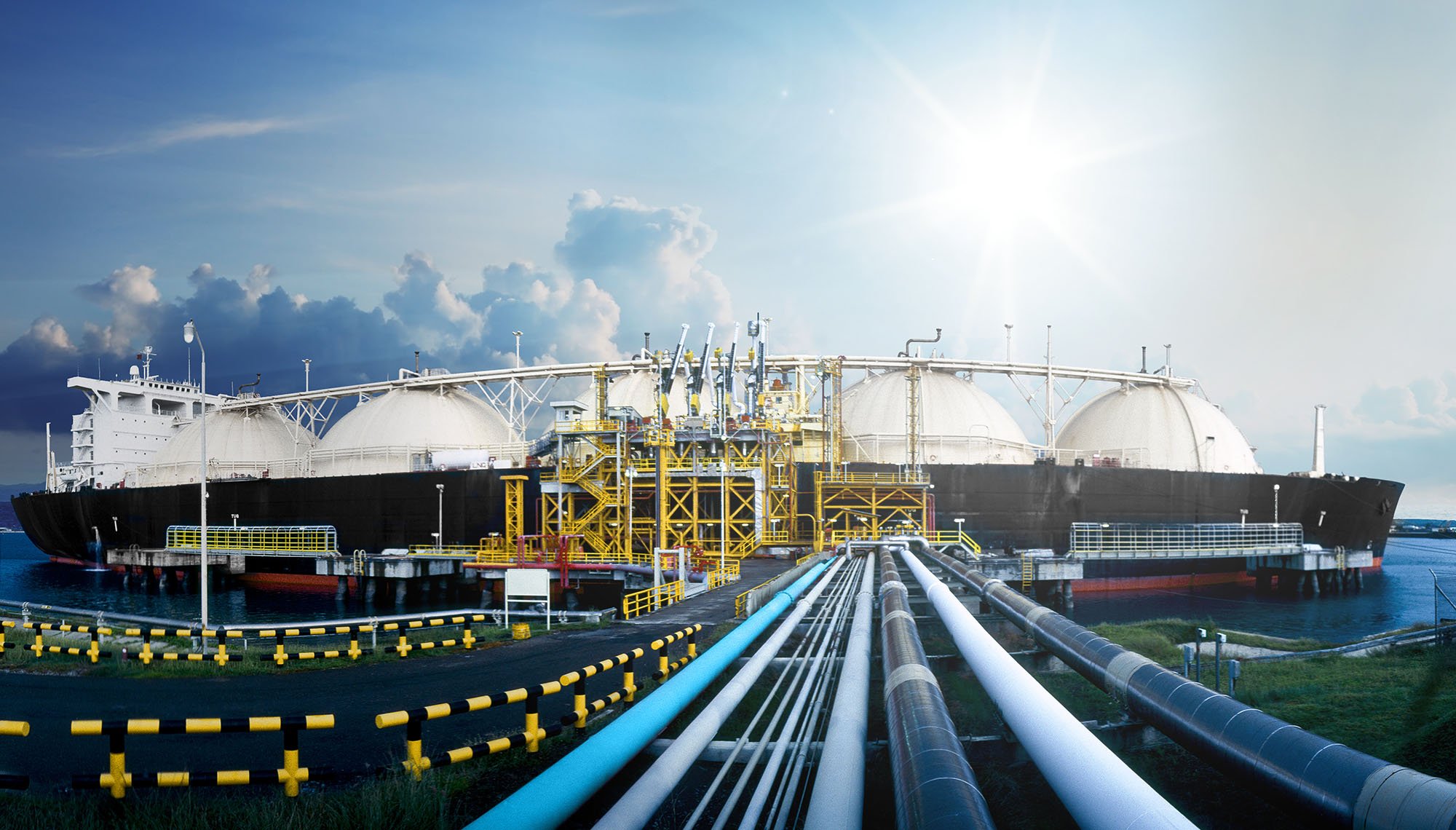 Σωλήνες υγρού φυσικού αερίου (LNG) που πηγαίνουν σε τερματικό σταθμό