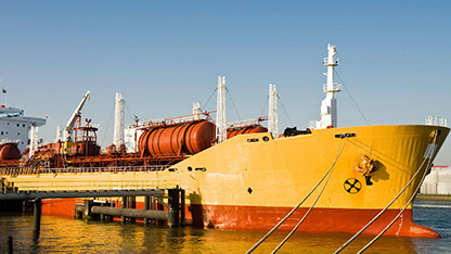 φορτηγό πλοίο στη θάλασσα